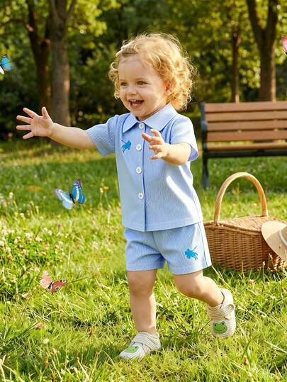 SHEIN Playful Pals Bộ áo sơ mi tay ngắn cổ bẻ kẻ sọc xanh trắng cho bé gái, quần short thêu và nơ thắt cổ, trang phục mùa hè thoải mái thường ngày.