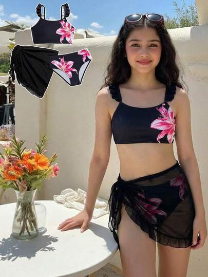 SHEIN Bộ bikini in hoa dành cho bé gái tuổi teen, chất liệu vải dệt kim màu đen kín đáo, dây đeo có thể điều chỉnh, áo tắm tam giác xếp nếp, gồm áo và quần, thiết kế thời trang giản dị thanh lịch, thích hợp cho bơi lội, bãi biển, hồ bơi, kỳ nghỉ hè, lễ hội.