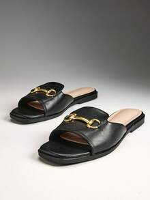Solezae Damen Schwarze Horsebit Dekor Quadratische Zehenpartie PU Schwarze Slides - Klassisch Heritage Chic Flache Mules - Schwarz - Übersicht 11