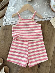 SHEIN Bộ 2 món áo hai dây không tay cho bé gái, quần ngắn, màu trơn, chất liệu vải có họa tiết, họa tiết dâu tây 3D, kết hợp với quần đùi cạp chun, kiểu dáng thường ngày, phù hợp cho kỳ nghỉ, đi biển, thoải mái và mềm mại, phong cách mùa hè mới. - Hồng - Xem 4