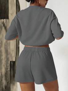 Conjunto informal de 2 piezas para mujer con top de manga corta de cuello redondo con estampado de letras y shorts con cordón en la cintura - Gris Oscuro - Ver 2