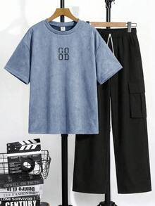 SHEIN 男童简约小写字母撞色纹理深灰色短袖T恤搭配乳白色工装裤套装，休闲学院风，舒适时尚，简约实用，百搭柔软面料，适合日常穿着，适合上学，适合旅行，适合户外运动，适合春、夏、秋、冬四季。韩版男童宽松卫衣，大码男童服装，宽松裤装 - 霧霾藍 - 查看 5