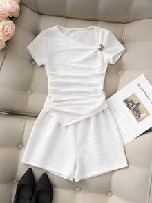 SHEIN Conjunto de camiseta de manga corta asimétrica blanca de diseñador para adolescentes (niñas) con cuello en ángulo, cintura con volantes y hebilla de metal. Adecuado para usar en primavera y verano. El diseño único del cuello en ángulo y la cintura con volantes lo hacen apropiado para el uso diario, fiestas, escuela y otras ocasiones. - Blanco - Ver 4