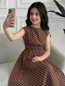 复古波点无袖连衣裙，适合少女穿着。面料光滑舒适（圆领无袖+松紧腰褶皱+A字长裙，棕色底色，白色波点印花），柔软面料，适合春、夏、秋季穿着。经典波点元素搭配简约廓形，适合日常穿着、休闲约会、学校活动等场合。宽松裙摆易于搭配和打理，打造温柔复古的少女风。 - 咖啡棕 - 查看 7