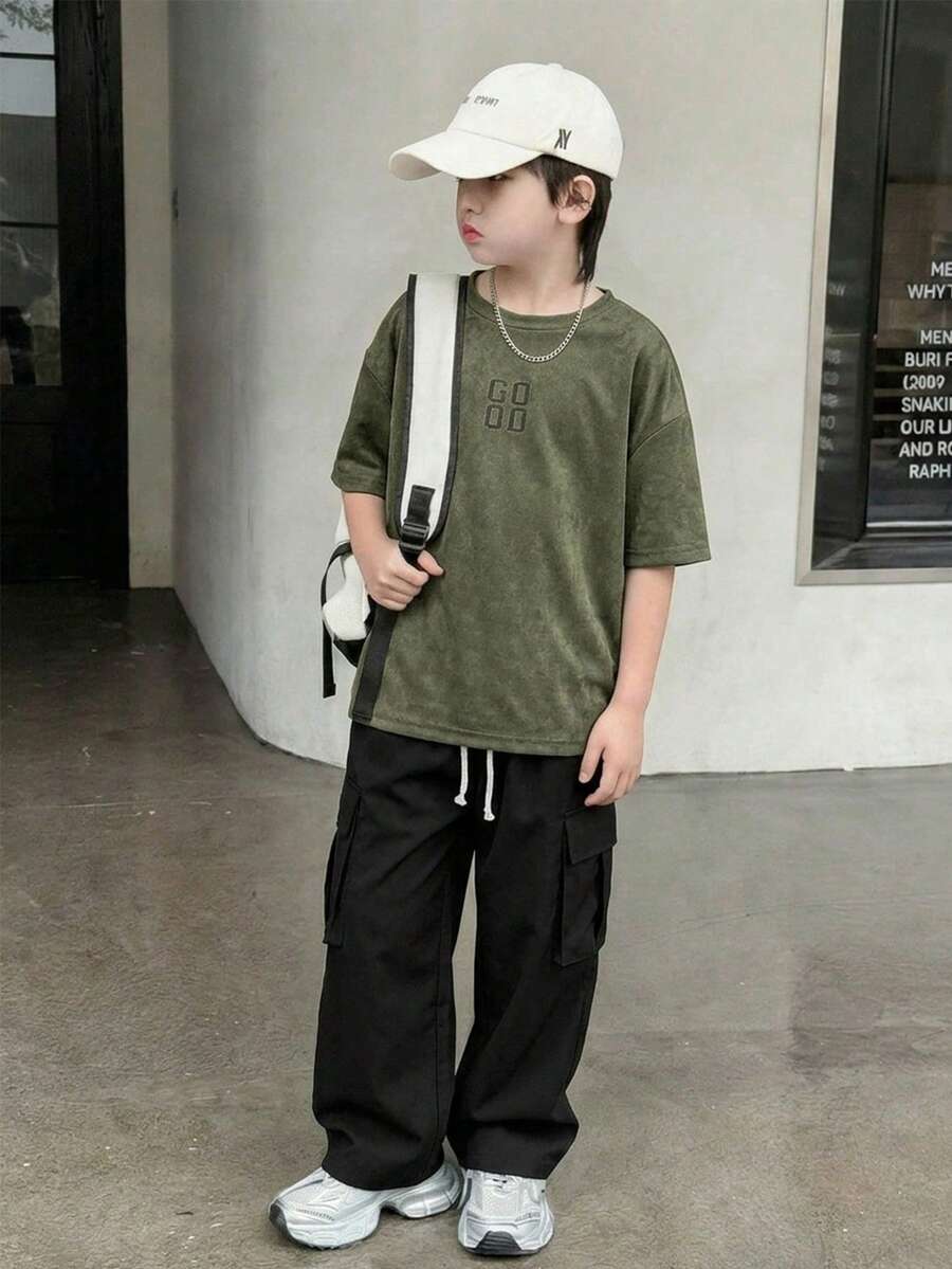 SHEIN 青少年男童简约小写字母撞色纹理深灰色短袖T恤搭配乳白色工装裤套装,休闲学院风,舒适时尚,简约实用,百搭柔软面料,适合日常穿着,适合上学,适合旅行,适合户外运动,适合春、夏、秋、冬四季。韩版男童套装,宽松男童服装,军绿色男童套装,宽松T恤,男童T恤,青少年男童服装,宽松T恤,休闲装 - 軍綠色 - 查看 1