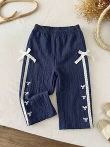 SHEIN Quần ống rộng màu xanh navy cho bé gái, chất liệu vải có họa tiết, phối ren nơ tương phản, thích hợp mặc hàng ngày hoặc đi nghỉ mát. - Xanh đậm - Xem 4