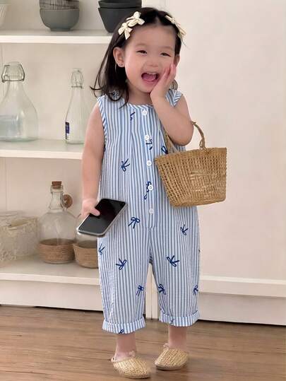 SHEIN 女宝宝夏季梦幻之选无袖浅蓝色条纹连体衣，柔和甜美的浅蓝色调，清新田园风，经典格纹图案增添俏皮感，修身剪裁凸显可爱魅力。适合外出、拍照、居家玩耍、户外运动和欢乐派对，让您的小宝贝瞬间变身时尚甜心。