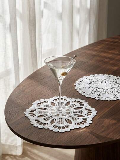 Cirelle 1 Khăn ăn thêu mới, hình tròn, họa tiết hoa tinh tế, đế chống trượt, có thể tái sử dụng, chịu nhiệt, nhẹ. Hoàn hảo cho bàn ăn gia đình, bàn cà phê, bàn làm việc văn phòng, nhà bếp, du lịch, các buổi họp mặt, trang trí phòng. Lý tưởng làm quà tặng ngày lễ, đồ dùng cho bữa tiệc, quà tặng Ngày Valentine. Phù hợp cho người lớn, nam giới, phụ nữ, gia đình và bạn bè.