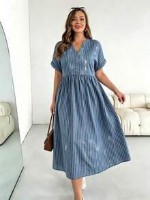 Vestido de manga corta de longitud media con cuello en V, de tela texturizada negra, suelto y cómodo, para uso diario, de moda casual para primavera y verano, con bolsillos, para mujeres de talla.Atuendos de verano para mujeres, vestido de trabajo, vestido negro curvilíneo, ropa de iglesia para mujeres. - Azul 2 - Ver 5