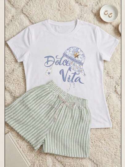 Set Casual de Verano: Camiseta Oversize Minimalista y Shorts de Rayas Seersucker con Lazo Con estampado Dolce Vita – Estilo 'Easy Chic' para el Día a Día"Conjunto Coqueto Estilo 'Old Money': Top Holgado Blanco y Shorts Rayados con Cordón Ajustable – Ideal para Playa y Loungewear"