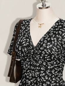 SHEIN ICON 大码女式夏季休闲度假碎花V领短袖腰部系带连衣裙 - 黑與白 - 查看 5