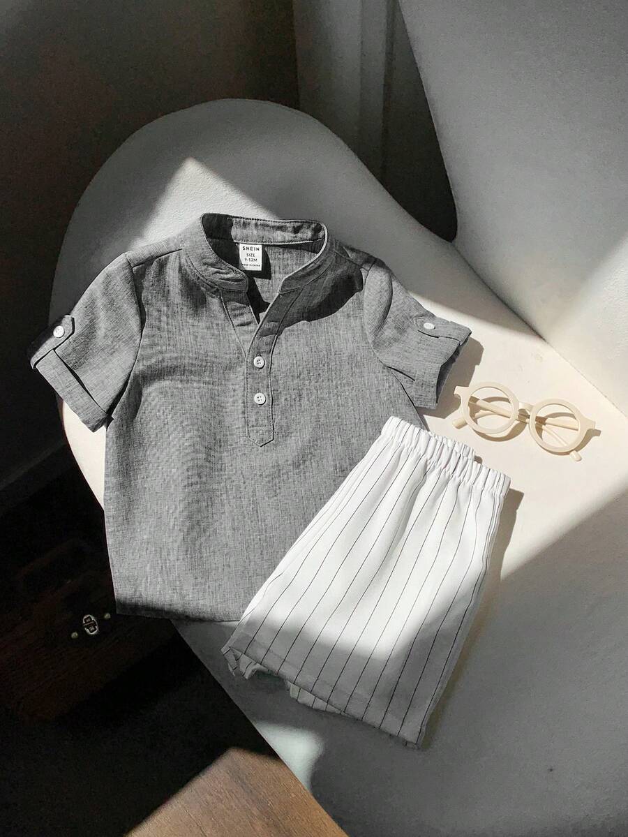 SHEIN LMoss Kids 2件套男婴夏季可爱休闲立领蓝色短袖衬衫和条纹弹力腰短裤套装,适合生日派对、晚宴、演出、婚礼、迎婴派对、一周岁生日庆祝活动。 - 灰色 - 查看 1