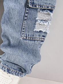 SHEIN Genkimix Kids 男童做旧工装牛仔裤，休闲街头风，浅蓝色水洗牛仔布，多口袋设计，宽松直筒版型，柔软棉质面料，适合日常穿着、上学、外出、户外活动等各种场合。 - 淺色水洗藍 - 查看 4