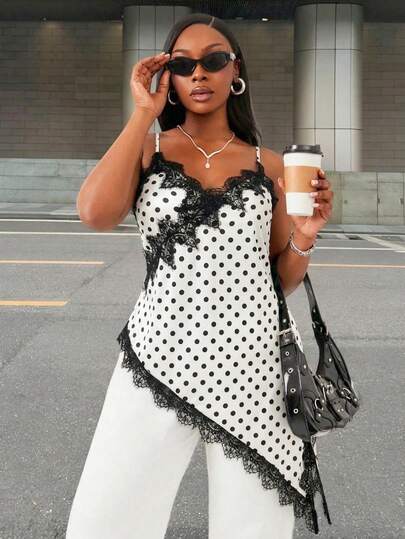 SHEIN SXY Áo kiểu không tay cổ yếm, chất liệu satin in chấm bi trắng, viền ren tương phản, vạt áo bất đối xứng, xẻ tà một bên, dáng dài, rộng rãi. Thích hợp cho mùa xuân/hè, phong cách thường ngày, nghỉ dưỡng, bohemian, thanh lịch. Phù hợp cho mặc hàng ngày, lễ hội âm nhạc, hòa nhạc, tiệc hóa trang, kỳ nghỉ biển, hẹn hò, sinh nhật, tiệc độc thân, câu lạc bộ. Dễ thương, giản dị, đi mua sắm, dạo phố, đi chơi. Dễ phối đồ và giúp bạn trông thon gọn, tôn dáng.