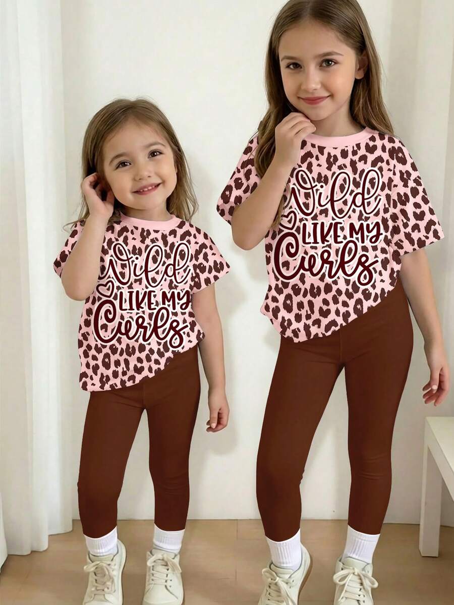 SHEIN 粉棕色豹纹印花,可爱字母“Wild Like My Curls❤”图案,女童休闲简约圆领宽松短袖T恤和紧身打底裤两件套,适合春夏日常穿着、旅行、度假、户外活动、农场休闲等场合,舒适休闲,时尚女童,适合婴幼儿穿着,豹纹字母图案服装,少女风 - 彩色 - 查看 1