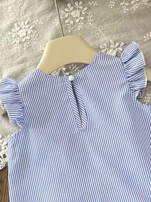SHEIN 女婴夏季无袖连衣裙，经典蓝白条纹A字裙，饰有3D立体花朵荷叶边下摆，休闲可爱，适合户外、度假、派对或日常穿着。 - 藍色 - 查看 5