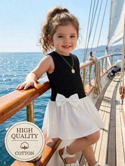 Souflis Souflis 高领无袖不对称拼接女婴连衣裙。春、秋、夏新款现已上市。舒适、时尚、优雅、甜美可爱，是日常穿着的必备单品。