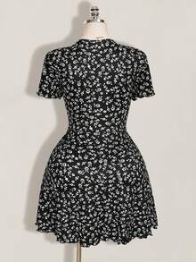 SHEIN ICON 大码女式夏季休闲度假碎花V领短袖腰部系带连衣裙 - 黑與白 - 查看 2