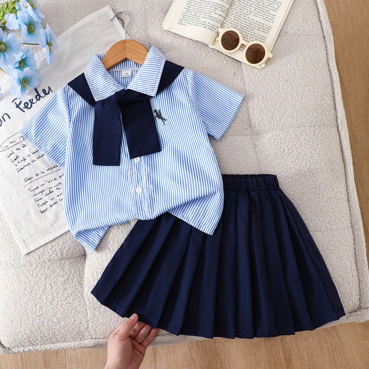 Conjunto casual diario de niña con camiseta de manga corta de solapa de marinero a rayas y falda mini de color liso