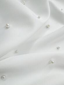 Resyla Áo không tay màu trắng tinh bán chạy nhất của Tops - Được tô điểm bằng những hạt ngọc trai giả tinh tế và viền bèo nhún - Áo vest cổ tròn thanh lịch lấy cảm hứng từ phong cách Pháp - Thiết kế xếp lớp ngọt ngào và mềm mại - Có chi tiết khoét lưng hình chữ "U" độc đáo với khuy cài - Lựa chọn hoàn hảo cho những buổi hẹn hò mùa hè và phong cách thường ngày thanh lịch - Một món đồ kinh điển không thể thiếu trong tủ quần áo của mọi cô gái sành điệu. - trắng - Xem 3