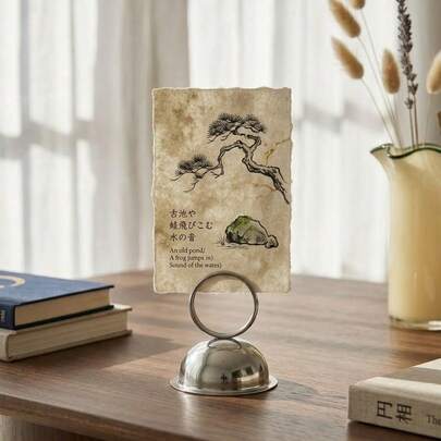 Cirelle 1 chiếc giá trưng bày bảng giá kiểu Pháp-Châu Âu, kẹp nhãn kim loại, thiết kế cổ điển trang trí công phu, đế tròn chắc chắn, cấu trúc kẹp thẻ, chế tác kim loại tinh xảo, kích thước nhỏ gọn, lý tưởng cho cửa hàng bán lẻ, bàn làm việc tại nhà, trang trí tiệc, số bàn cưới, trang trí phòng, hoàn hảo làm quà tặng ngày lễ, quà tặng tiệc tùng, quà tặng Ngày Valentine, phù hợp cho người lớn, nam giới, phụ nữ, gia đình và bạn bè.