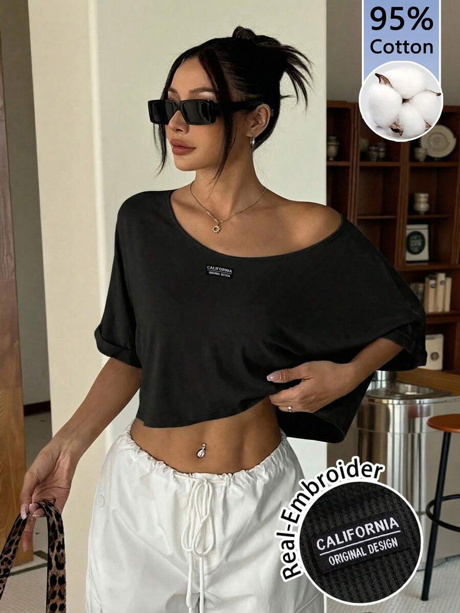 SHEIN EZwear 舒适性感露肩字母刺绣休闲灰色针织宽松不对称领T恤,女士时尚百搭,适合外出、街头风、机场、海滩度假等场合。 - 黑色 - 查看 1