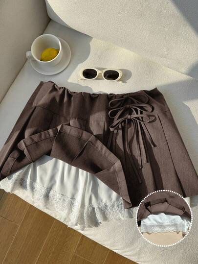 Comfortcana Váy xếp ly buộc dây bên hông dáng rộng dành cho nữ, phối cùng quần legging, váy ngắn ren tương phản.