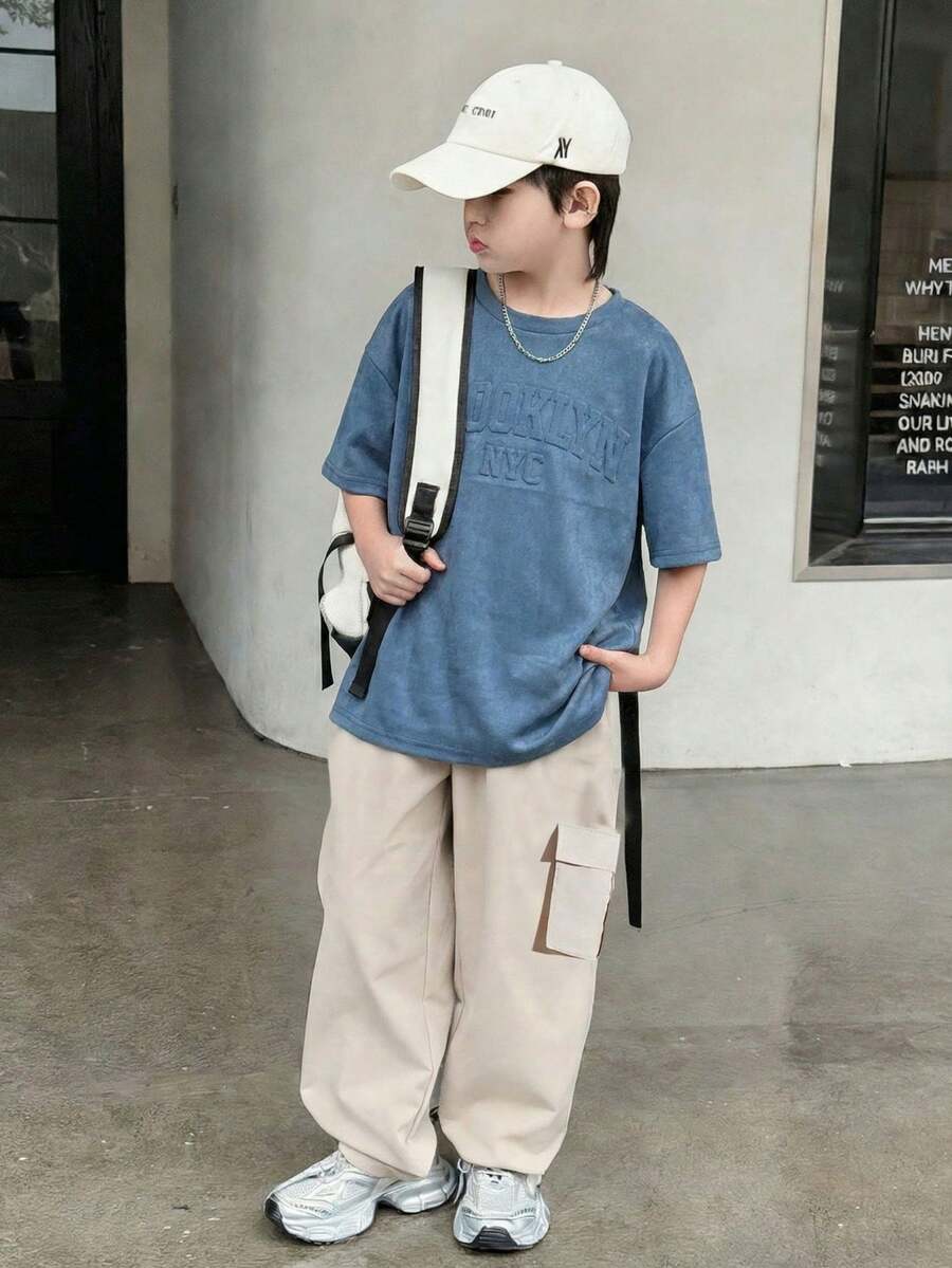 SHEIN 男童简约纯色小写字母撞色纹理深灰色短袖T恤搭配乳白色工装裤套装,休闲学院风,舒适时尚,简约实用,百搭舒适,面料柔软,适合日常穿着,适合上学、旅行、户外运动,适合春、夏、秋、冬四季。男童休闲套装,宽松套装,夏季男童套装,13岁男童套装,春季青少年男童服装,男童春季服装,男童休闲套装,男童儿童套装,男童外出服 - 彩色 - 查看 1