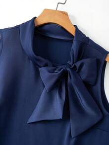 GlowEve CURVE 两件套加大码女士优雅纯色蝴蝶结领无袖上衣和A字长裙套装 - 藏蓝色 - 查看 3