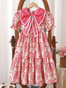 SHEIN Vintaside Kids 这款女童夏季波西米亚风甜美度假连衣裙，采用蓝色碎花印花，配有大蝴蝶结领、短袖和宽松的及膝裙摆。非常适合日常穿着、购物、海滩郊游、度假等场合。 - 玫紅色 - 查看 4