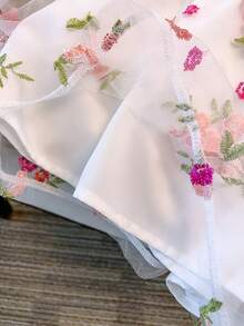 SHEIN CURVE+ 大码女式网纱花卉刺绣上衣和简约短裤两件套，法式浪漫优雅套装 - 白色 - 查看 5
