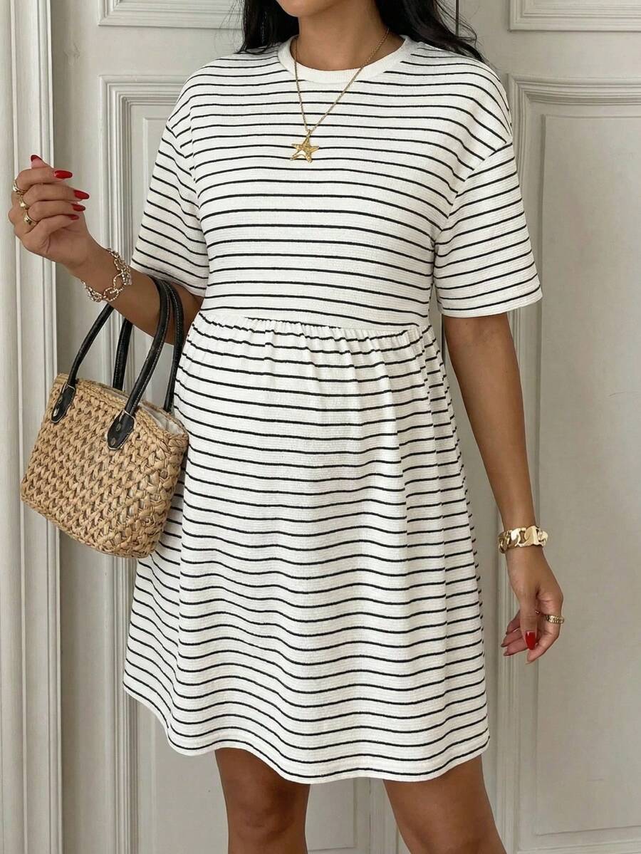 SHEIN Trang phục mùa hè: Váy ngắn dáng rộng kẻ sọc trắng dệt kim cho bà bầu để tận hưởng kỳ nghỉ thoải mái. Váy bầu tay ngắn kẻ sọc, váy Zhenzea cho nữ, váy quấn cho nữ, váy du thuyền, váy Wow, váy mùa hè cho nữ, váy thường ngày cho nữ, quần áo bà bầu cho nữ, trang phục mùa hè cho nữ, bộ đồ mùa hè cho nữ, váy trắng đen cho nữ, quần áo bà bầu, váy cho bà bầu, quần áo bà bầu sang trọng, quần áo bà bầu, váy mùa hè thường ngày cho nữ, trang phục mùa hè cho nữ, váy thường ngày cho nữ, váy bầu thường ngày, váy maxi kẻ sọc mùa hè cho nữ. - Màu be - Xem 1