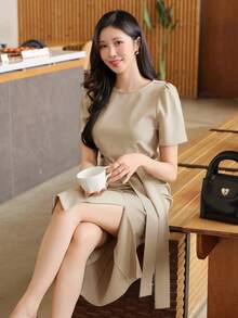 DAZY 優雅素色圓領繫腰女款中長洋裝 夏季商務休閒女裝太陽裙 - 杏色 - 查看 4