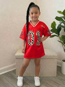 少女新款春夏休闲街头风V领露肩短袖23标语Logo老鹰图案杏色下摆绿色条纹印花宽松针织面料迷你连衣裙 - 紅色 - 查看 4