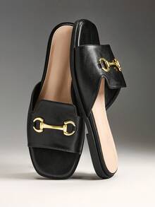 Solezae Damen Schwarze Horsebit Dekor Quadratische Zehenpartie PU Schwarze Slides - Klassisch Heritage Chic Flache Mules - Schwarz - Übersicht 3