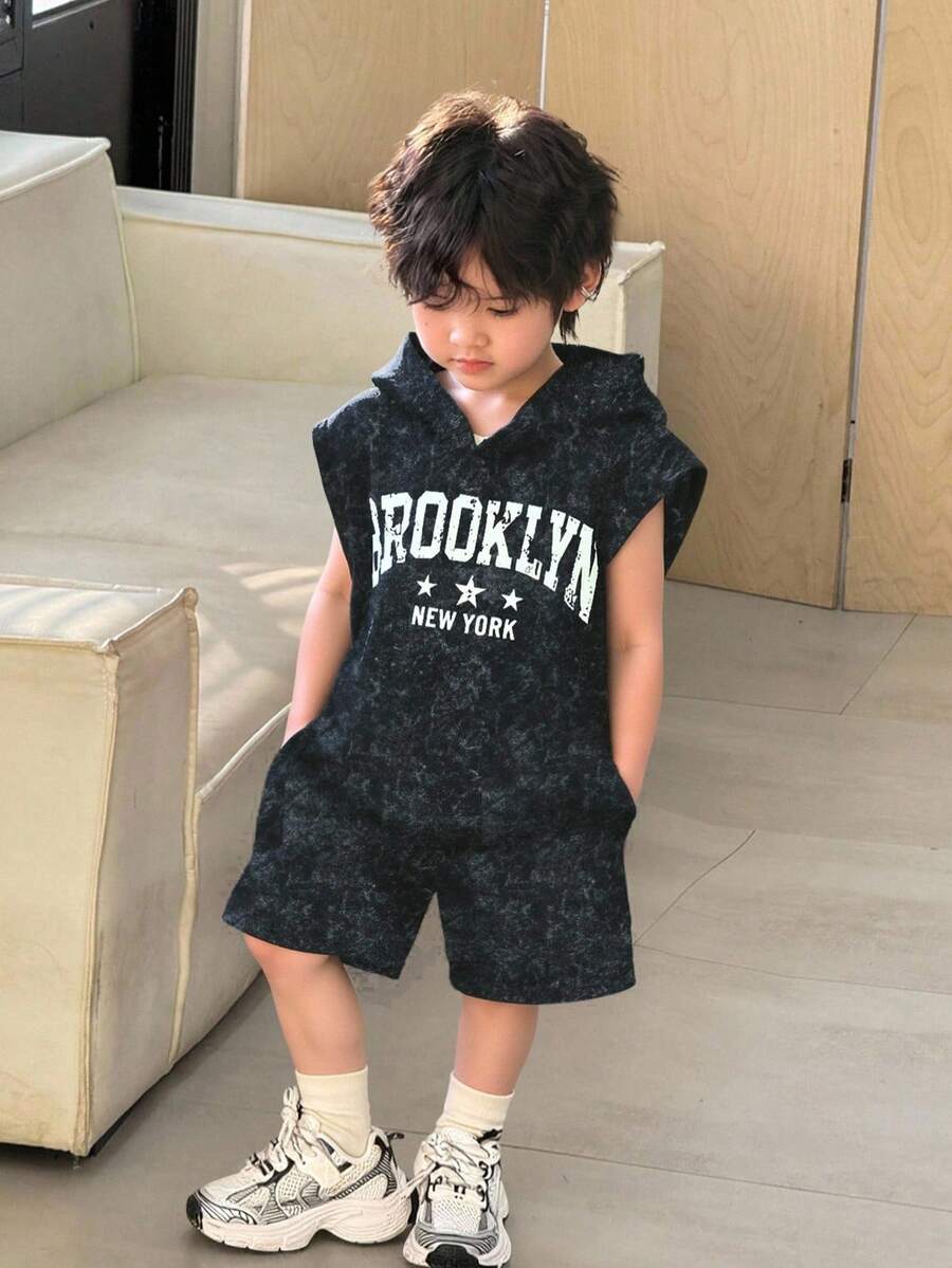 SHEIN 两件套儿童男童舒适休闲街头时尚字母印花连帽无袖背心T恤和短裤套装，适合室内、室外、日常、运动、玩耍、派对、拍照、度假、春夏穿着。