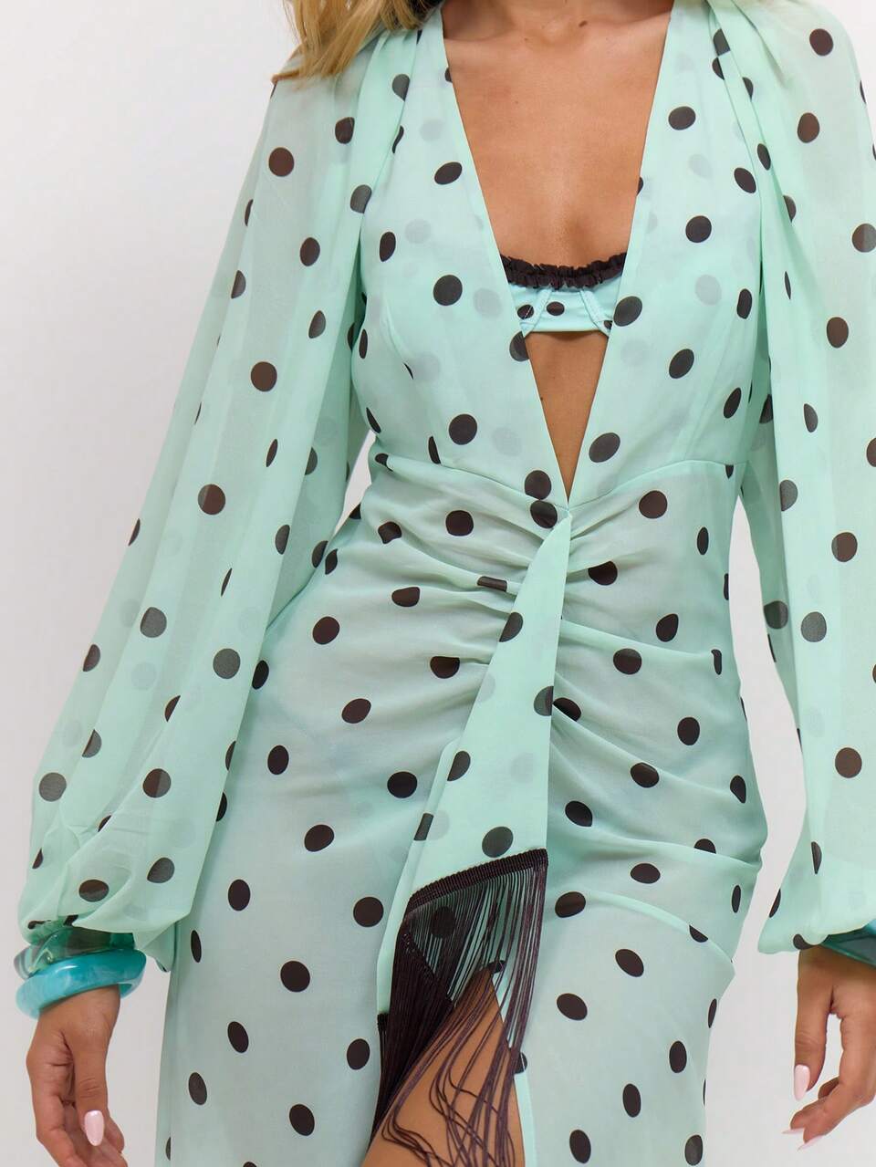 Robe longue à manches longues avec imprimé à pois sur tout le corps, col en V profond, coupe ample avec détails de franges. Élégante pour les invités de mariage, les vacances, la plage, Ibiza, les sorties de soirée, les anniversaires, l'église. Tenue d'été et d'automne.