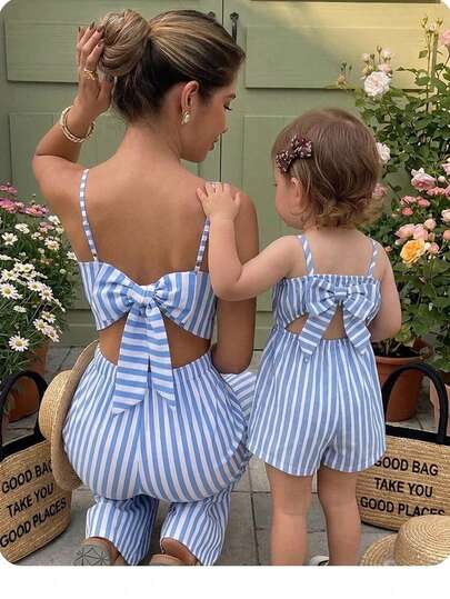 SHEIN Bộ áo liền quần short ngắn màu xanh trắng kẻ sọc dễ thương và thoải mái cho bé gái mùa hè, có nơ và dây đeo.