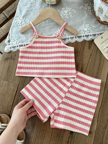 SHEIN Bộ 2 món áo hai dây không tay cho bé gái, quần ngắn, màu trơn, chất liệu vải có họa tiết, họa tiết dâu tây 3D, kết hợp với quần đùi cạp chun, kiểu dáng thường ngày, phù hợp cho kỳ nghỉ, đi biển, thoải mái và mềm mại, phong cách mùa hè mới. - Hồng - Xem 5