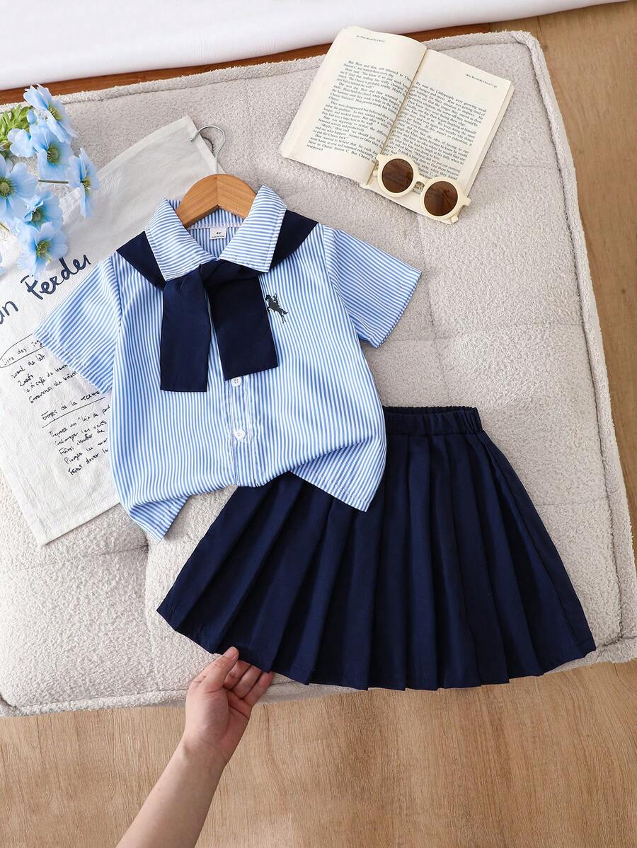 SHEIN Playful Pals 少女条纹水手领单排扣短袖T恤搭配纯色迷你裙,休闲日常穿搭 - 藍色 - 查看 1