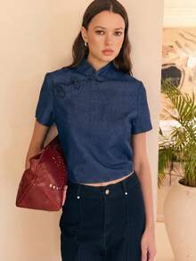 2026 Blusa de manga corta con cuello mao de denim, con detalles de botón de nudo tradicional y corte entallado.Minimalista pero distintiva, la blusa moderna inspirada en el chino es perfecta para un estilo casual, básicos elevados y looks primaverales con un toque único.Ligera, versátil y fácil de combinar. - Azul lavado medio - Ver 5
