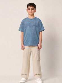 SHEIN 男童简约纯色小写字母撞色纹理深灰色短袖T恤搭配乳白色工装裤套装，休闲学院风，舒适时尚，简约实用，百搭舒适，面料柔软，适合日常穿着，适合上学、旅行、户外运动，适合春、夏、秋、冬四季。男童休闲套装，宽松套装，夏季男童套装，13岁男童套装，春季青少年男童服装，男童春季服装，男童休闲套装，男童儿童套装，男童外出服 - 彩色 - 查看 2