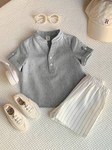 SHEIN LMoss Kids 2件套男婴夏季可爱休闲立领蓝色短袖衬衫和条纹弹力腰短裤套装，适合生日派对、晚宴、演出、婚礼、迎婴派对、一周岁生日庆祝活动。 - 灰色 - 查看 4