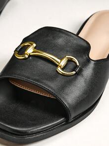 Solezae Damen Schwarze Horsebit Dekor Quadratische Zehenpartie PU Schwarze Slides - Klassisch Heritage Chic Flache Mules - Schwarz - Übersicht 10