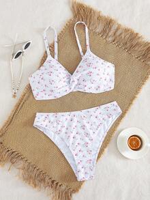 Swim Mod Conjunto de bikini de 2 piezas con estampado floral de patrón aleatorio sobre fondo blanco, con tirantes finos y detalle de nudo delantero, adecuado para playa y vacaciones, Primavera/Verano 2026 Tallas grandes - Multicolor - Ver 2