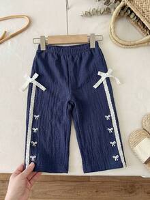 SHEIN Quần ống rộng màu xanh navy cho bé gái, chất liệu vải có họa tiết, phối ren nơ tương phản, thích hợp mặc hàng ngày hoặc đi nghỉ mát. - Xanh đậm - Xem 3