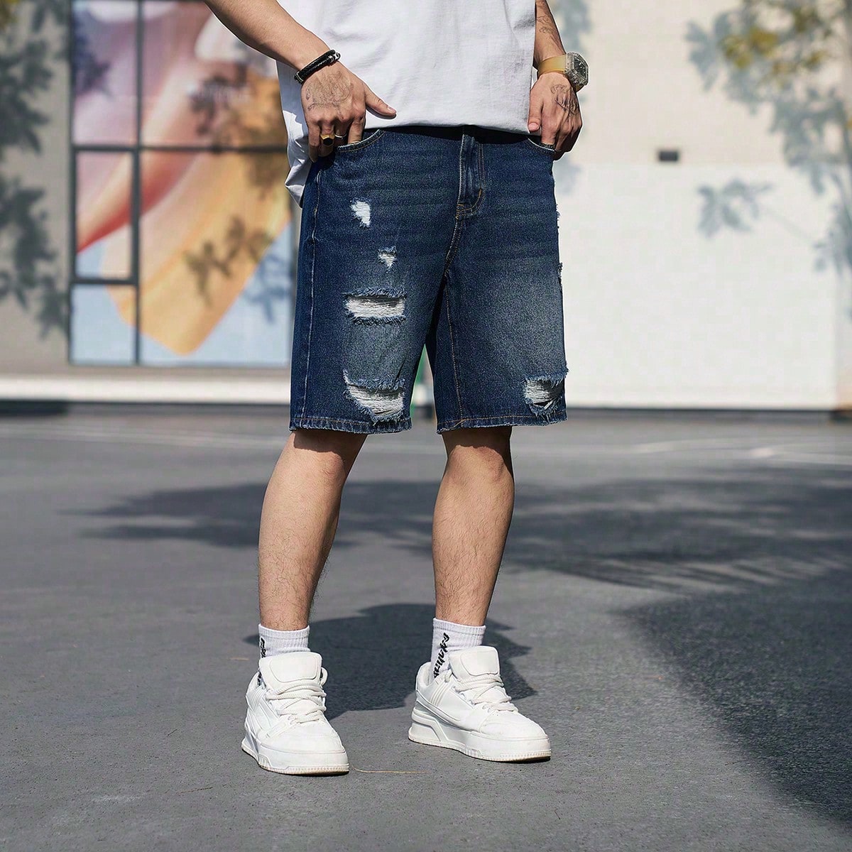 Pantalones cortos vaqueros desgastados de estilo urbano americano