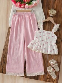 SHEIN 这款适合少女的两件套包括一件白色和粉色相间的吊带背心和一条粉色长裤，打造休闲度假风。吊带背心采用柔软透气的面料，饰以清新的粉色花卉图案，长裤后腰处设有可调节的褶裥，穿着舒适。宽松舒适的提花面料长裤时尚百搭，适合各种场合，包括度假、旅行、郊游、上学和日常穿着。 - 粉色 - 查看 3