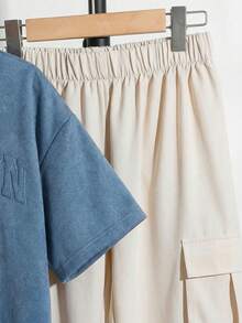 SHEIN 男童简约纯色小写字母撞色纹理深灰色短袖T恤搭配乳白色工装裤套装，休闲学院风，舒适时尚，简约实用，百搭舒适，面料柔软，适合日常穿着，适合上学、旅行、户外运动，适合春、夏、秋、冬四季。男童休闲套装，宽松套装，夏季男童套装，13岁男童套装，春季青少年男童服装，男童春季服装，男童休闲套装，男童儿童套装，男童外出服 - 彩色 - 查看 5