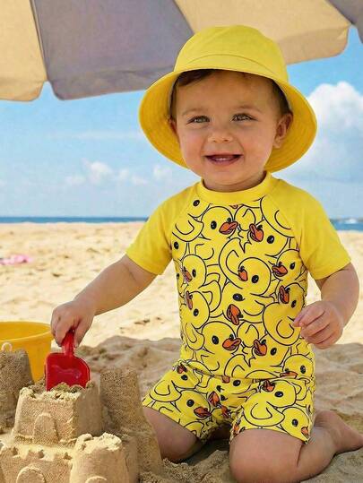 SHEIN Conjunto de traje de baño de estilo casual y de vacaciones para bebé niño, con diseño de pato de dibujos animados, de ajuste ceñido y cuello redondo de manga corta, adecuado para el verano
